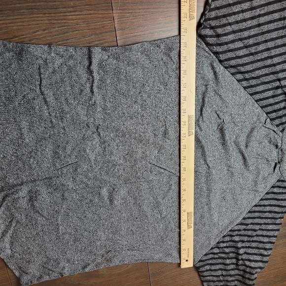 LuLaRoe 3/4 Length Sleeve gray Shirt - Picture 4 of 6